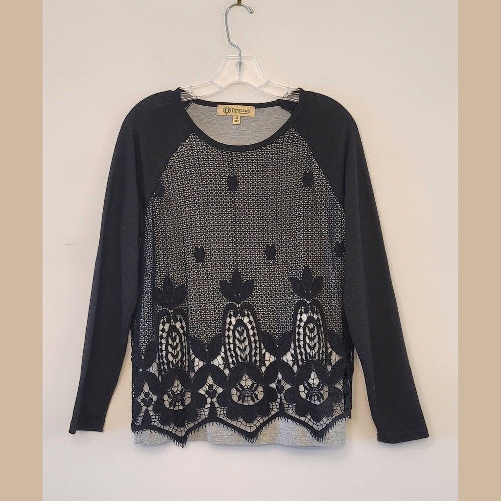 Black and white size medium Democracy top
